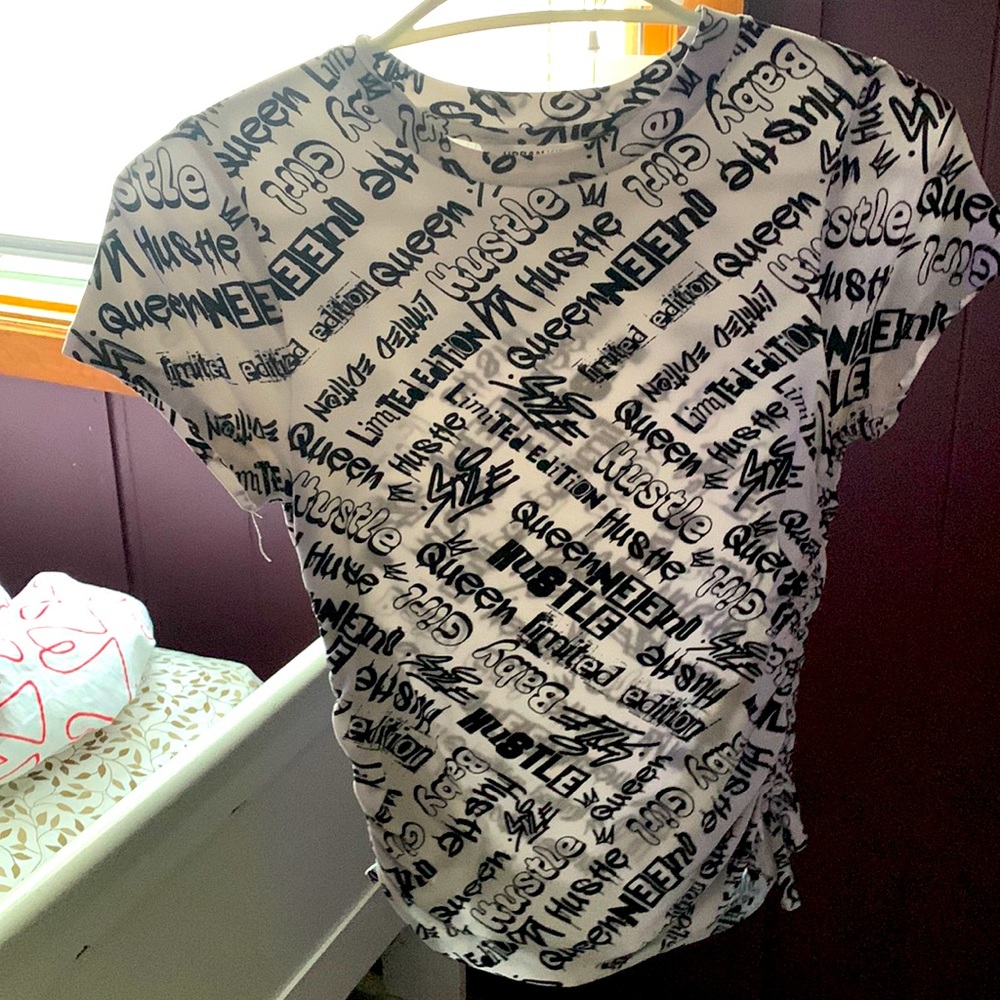 I’m selling a kid medium top with scrunches at the sides